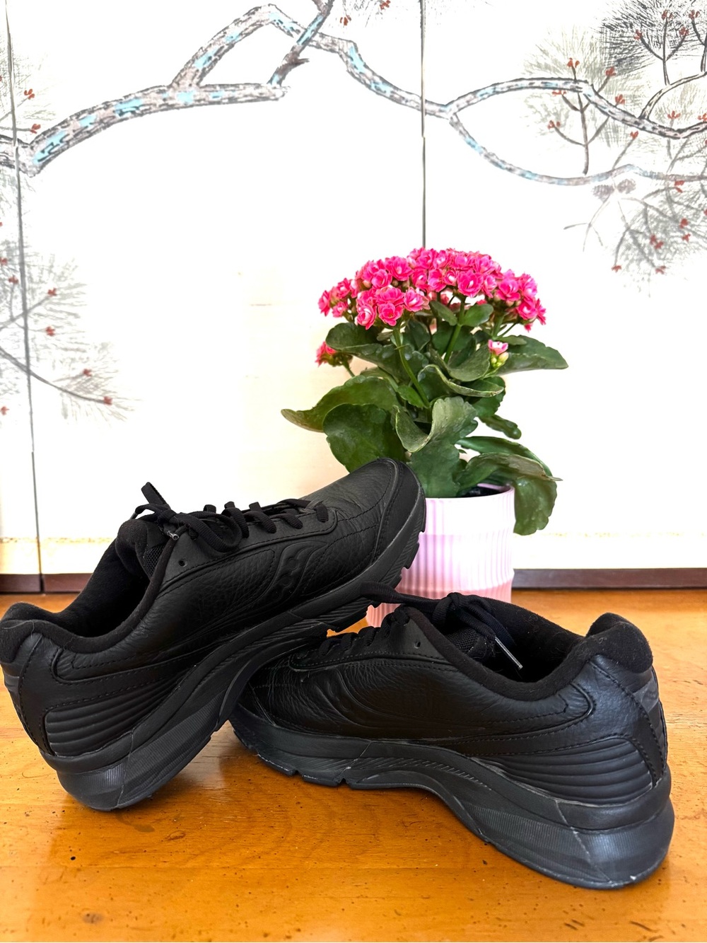Saucony Black Athletic Sneakers Woman’s Size 9.5